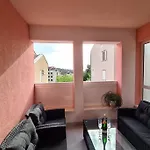 Mia *